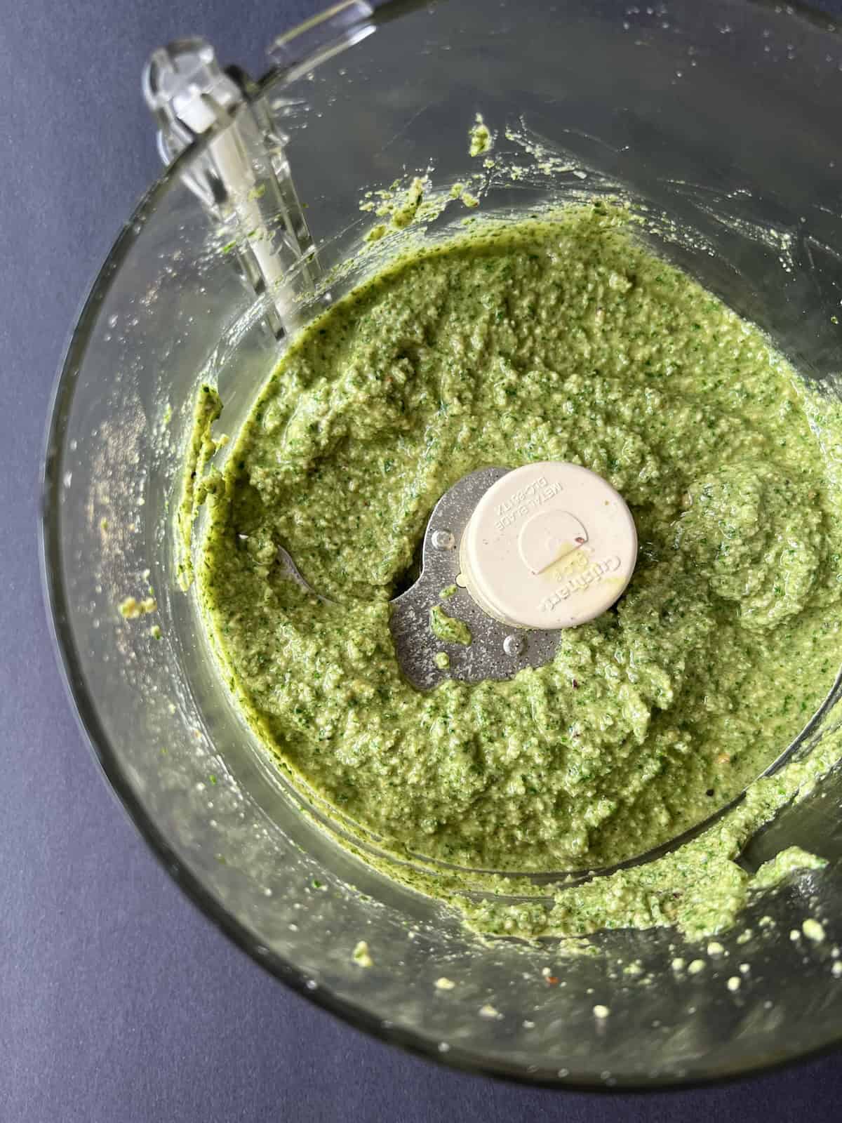 the remaining oil is added and the pesto with pumpkin seeds becomes very smooth and bright green in color.